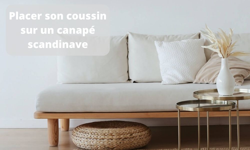 Placer son coussin sur un canapé scandinave