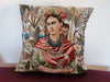 Coussin Frida Kahlo sur un canapé rouge