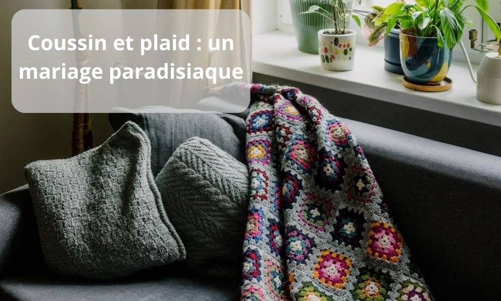 Coussin et plaid : un mariage paradisiaque